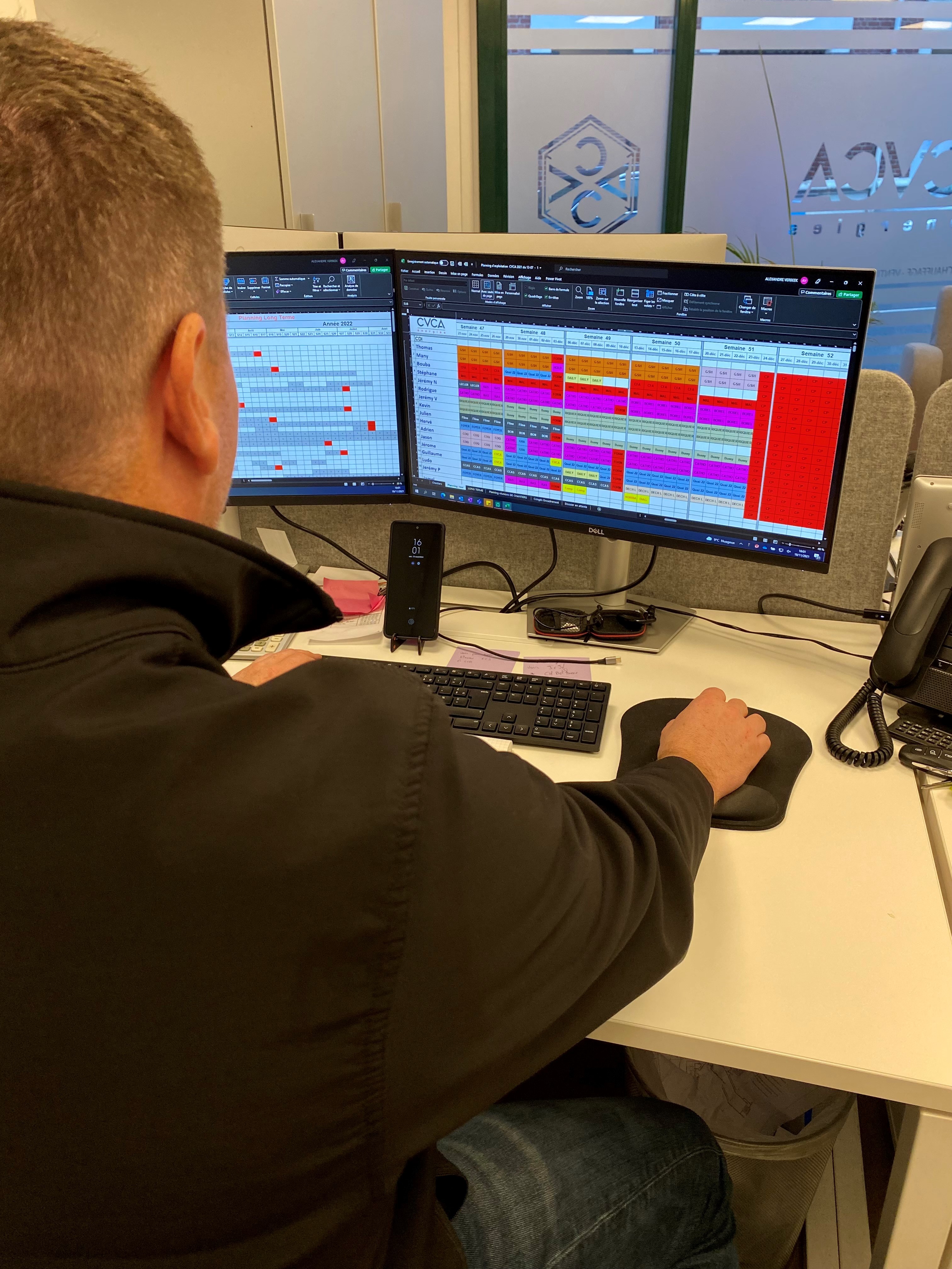 Chargé d'affaire sur son poste de travail