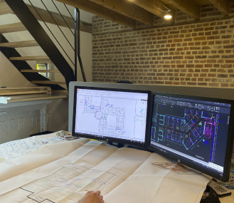 Photo d'un employé entrain de réaliser un chiffrage